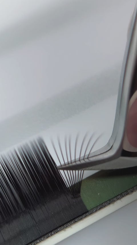FINGERPRINT Mini Boot 90° Volume Lash Tweezer